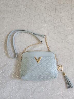 CROSSI | Light Blue Woven Crossbody Bag with Gold V Accent